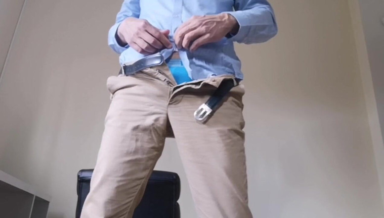 Rafael Torreano: Strip-teashow complet et branlette avec éjaculation énorme