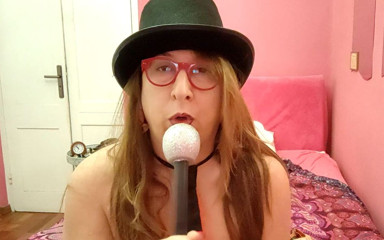 Veronica Rossi: Veronica Rossi oficial - juego con el micrófono pensando que es...