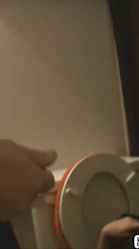 Zieke hoer zuigt lul neukt lul en aanbidt toilet