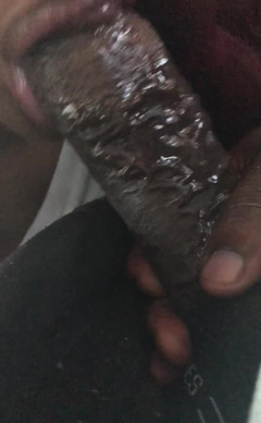 Jenko: 轻薄的皮肤熟练吸吮鸡巴喉咙我，直到我射在她嘴里