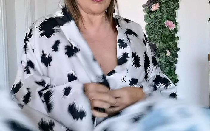 MariaOld: Gorąca cycata GILF uwodzi cię seksownym striptizem