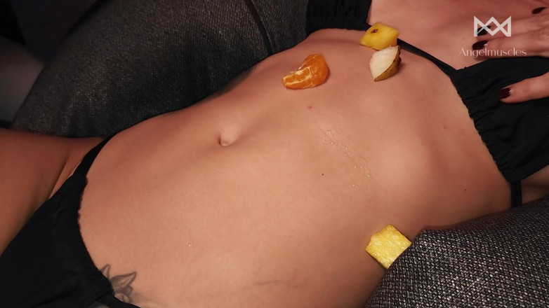Angelmuscles: Keinginan manis rakan sebilik saya: buah dihidangkan di atas perut...