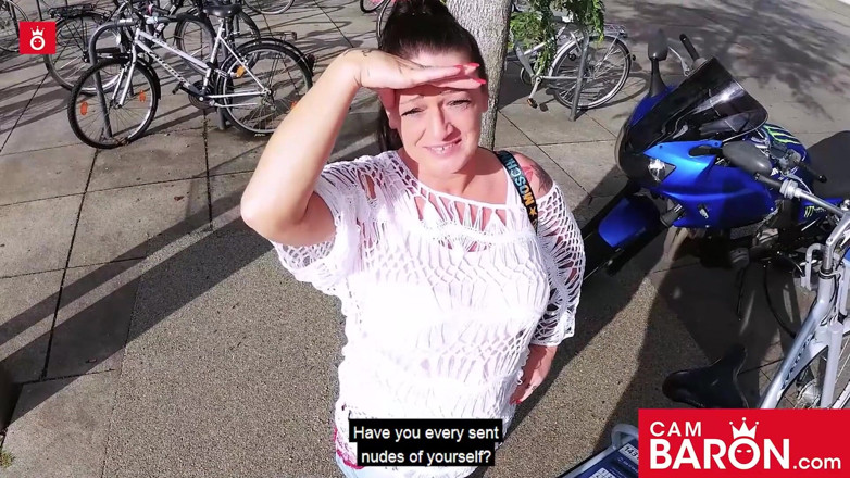 Cam Baron: Adrienne Kiss: Duże cycki MILF dostaje walenie! Cambaron