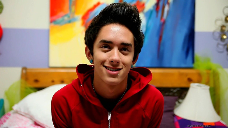 Lollipop Twinks: Artsy Twink se fait interviewer