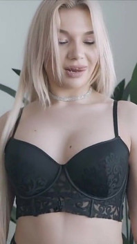 Sanktor - Kurvige Dominante MILF Mit Riesigen Hintern Neckt