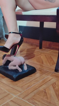 นางยักษ์เก็บคนรักไว้ใต้ฝ่าเท้า ขณะนั่งไขว่ห้าง
