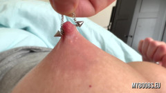 My Boobs: Hraje si s propíchnutými bradavkami se sexy milf velkými prsy...
