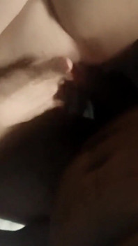 Tante seksi rambut pirang ini dientot habis-habisan sama kontol besar pria kulit hitam sampai muncrat banyak banget sambil ngobrol bareng-bareng