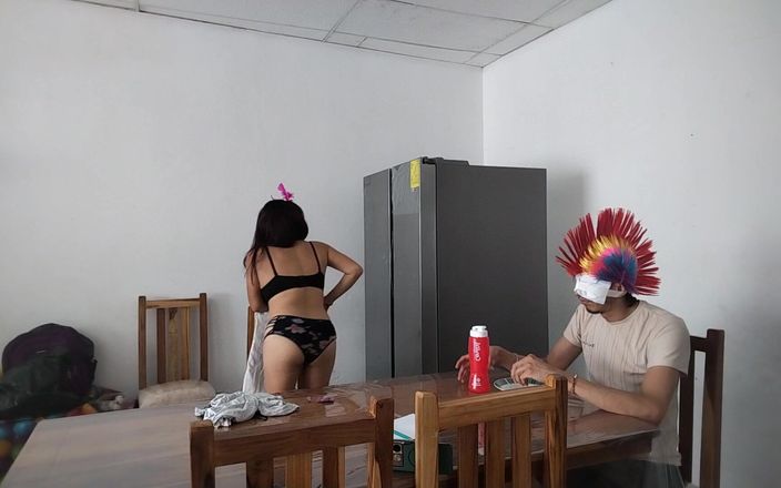 NEGRITA SEXY: Hospodyně se svléká do naha před slepým šéfem, zatímco jí doma