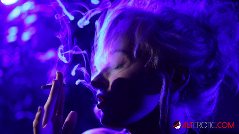 Alt Erotic: Kitty Quinn își fumează noaptea în Blondie afurisită