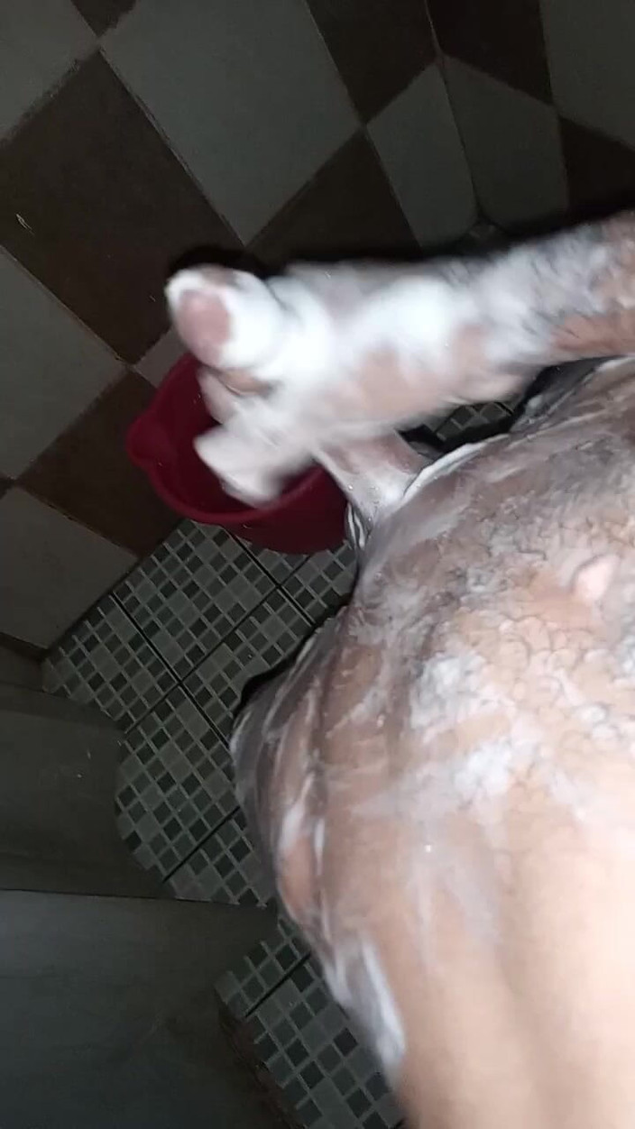 Cute boy jerks off: Pria ganteng ini tubuh semoknya pakai syal dan mengirim video...