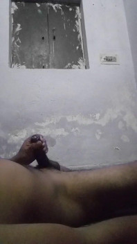 Indischer junge massiert mit Öl und masturbiert seinen großen schwanz im schlafzimmer des sexy lehrers, während der lehrer nicht da war