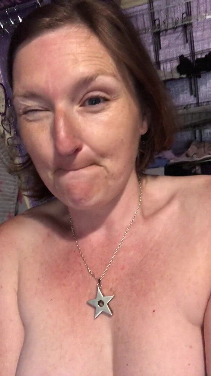 MistressWriggler: Aku lagi asik ngentot memek berbuluku pakai catheter kencing di...