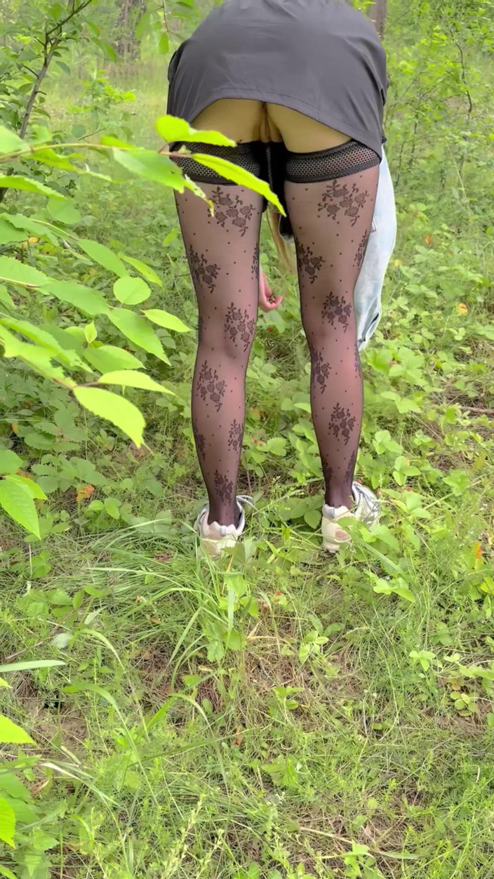 Sonya Pretty: 森林里的性感女孩