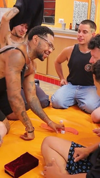 Transseksualna orgia: żart zamienił się w seks przypominający grypę