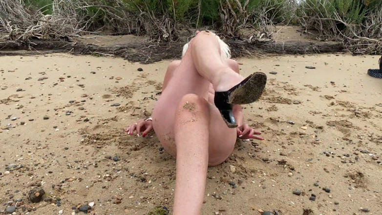 MartinsMrsMilf: In zwarte jurk en dan naakt op het strand