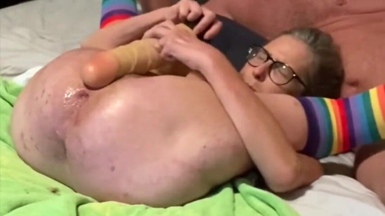 Squirting Senior: 12 inç dildo ile epik mastürbasyon fışkırtması