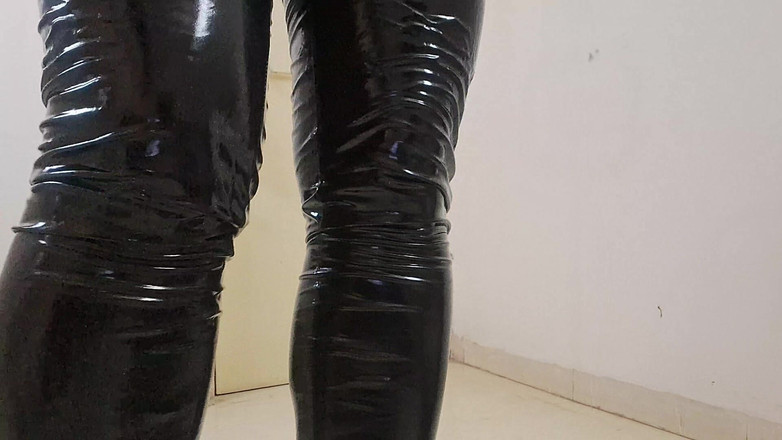 Indiansissychubby: Розвиваю ляльку з латексу для тебе, приходь проковтнути мою сперму