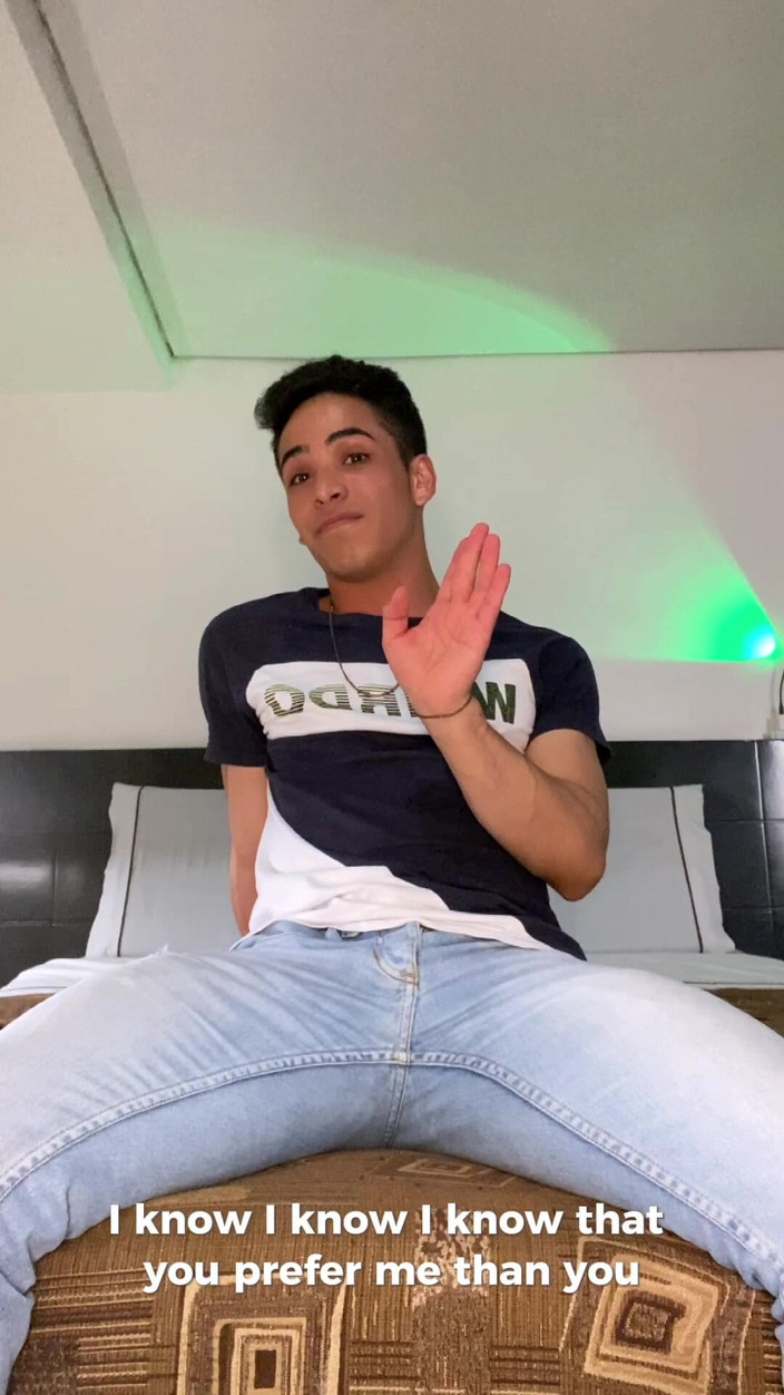 aodaboy: 젊은 남자와 바람을 피우다