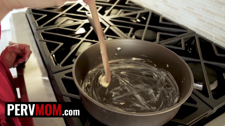 PervMom: Pervmom - madrastra con antojo de polla chupa los hijastros jugoso...