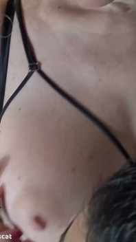 Busty Merce chce šukat s mladým mužem, takže nakonec uděláme trojku s ním a jeho nevlastním otcem