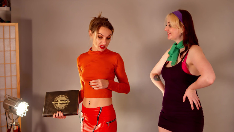 Em Yang: Cosplay Daphne &amp; Velma lesbické nůžky s Chloe Toy