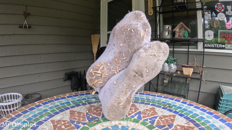 Mr Dimples: Ik pronk met mijn vuile sokken en voeten