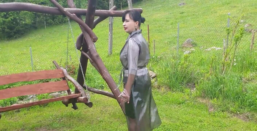 Wanilianna: เย็ดตูดใส่ถุงน่องบนชิงช้า