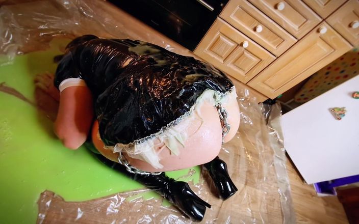 Shannon Huxley: Kedjad och munkavlad maid gunge