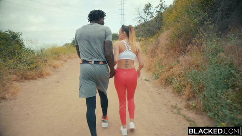 Blacked: Blacked, cette modèle étroite n’a le temps que de grosses noires