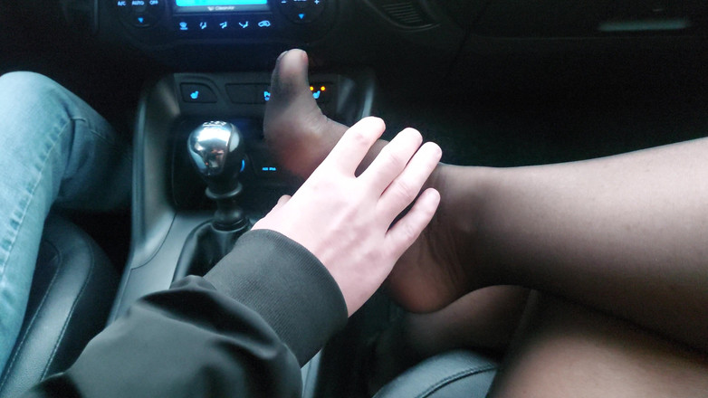 Step Mommy: Napalona milf w nylonowych pończochach dokucza taksówkarzowi w samochodzie, z...