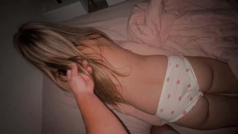 Gigi oficial: My Virginity Was Lost at Night in Dark Room with...