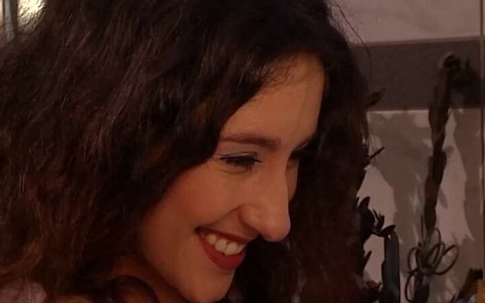 Magmafilm: Al Sultán le gusta ver cuando otros follan por él