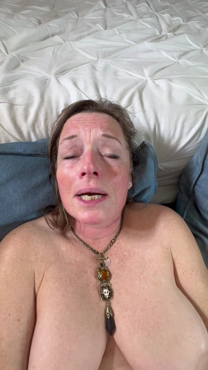 Bonewizzard69: 大奶子女郎独奏，请，我需要你的鸡巴