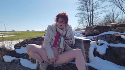 Popp Sylvie: Massaged my cunt outdoors