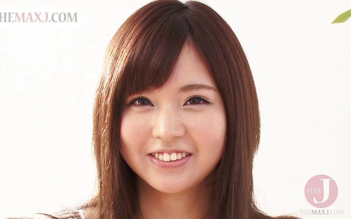 Max Japanese: Дуже мила дівчина вперше роздягається зі свіжою посмішкою на обличчі.