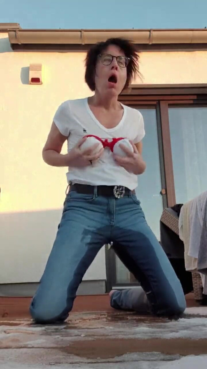 JulieEroticDress: Ich Spritze in Meine Jeans Auf Dem Balkon