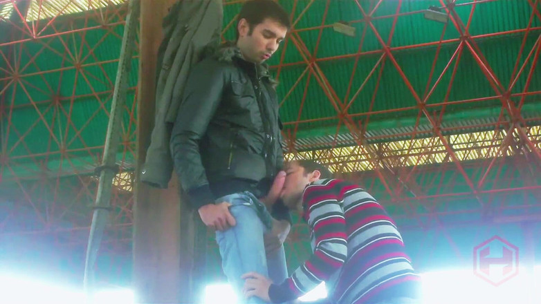 Str8 to gay: Întâlnesc un tânăr curios pe terenurile de tenis abandonate