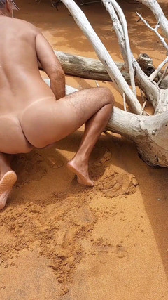 Ladysilvas: Ladysilva показывает свою загорелую с очень сексуальной линией загара на пляже