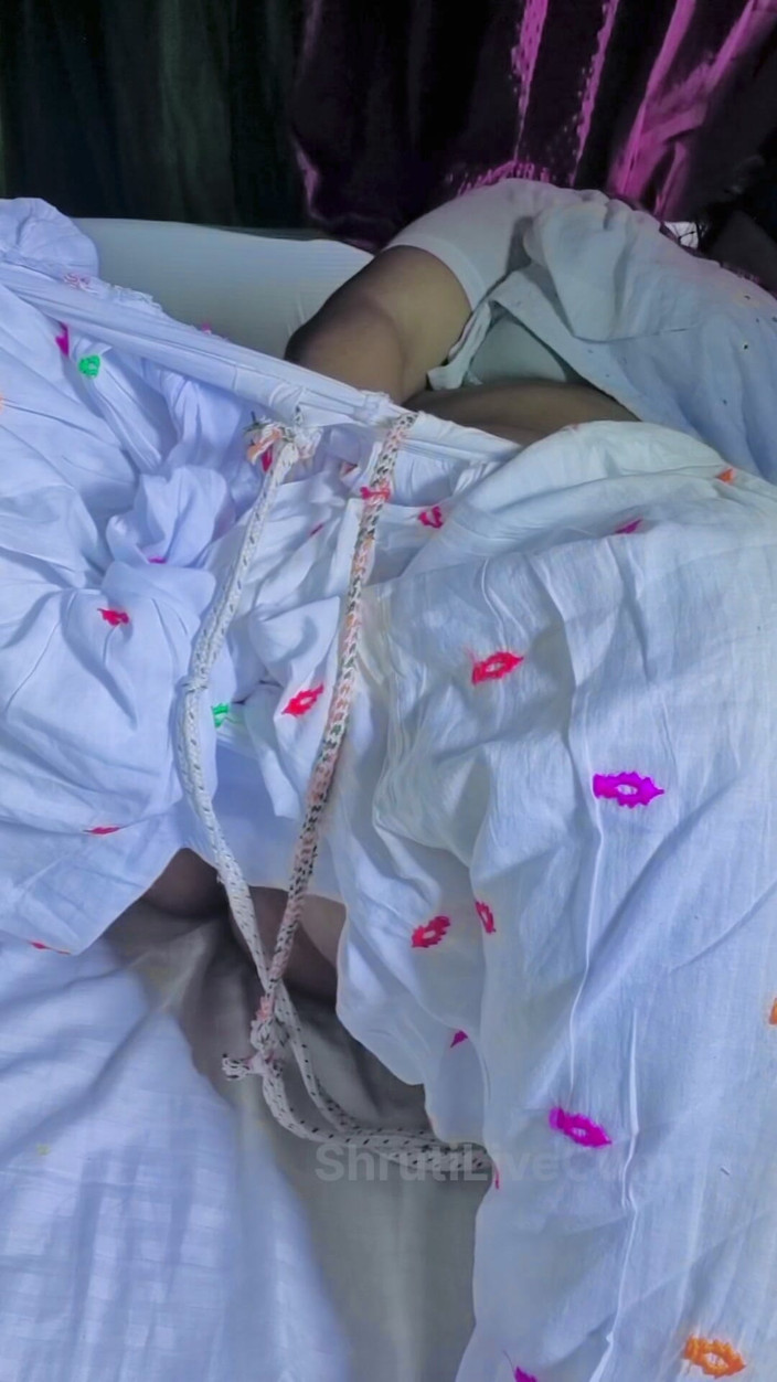 ShrutiLiveCum: Gaun putih, ibu tiri desi India, suasana hati terangsang, memek...