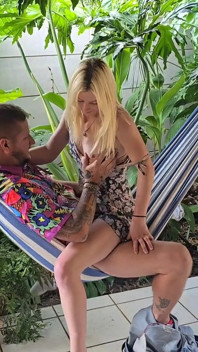 Hawaii tatilinde sürtük kız arkadaş üstte
