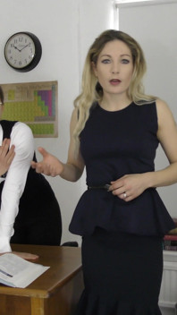 Lola & Fröken Rose; Stroke &sperma på deras bröst i klassen
