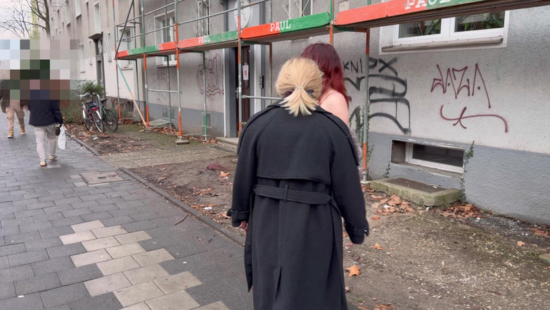 Femme Sandy: Dominatoare exhibiționist și supus umilit: Regina Elena Flashes, apoi călușuri și plimbări...