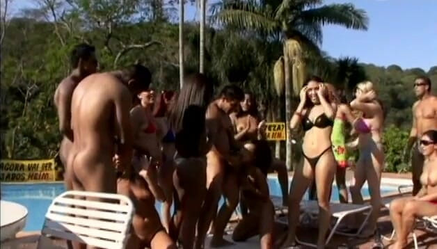 Group Bang: Prachtige latina wordt in haar kont geneukt op een zwembadfeestje