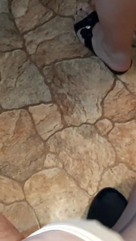 Ho segretamente e rischiosamente raggiunto le mie mutandine mentre la mia sorellastra preparava la cena davanti a me