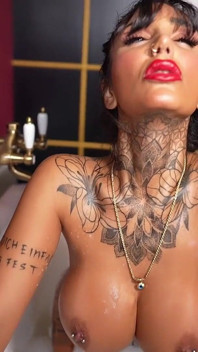 Tetona tatuada milf Tyra se empapa en sus sueños húmedos