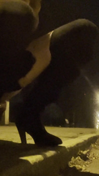 Femboy na zewnątrz