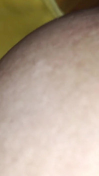 Sari amarelo lambendo o mamilo quente do peito