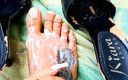 Ferreira studios: Usando crema con aceite para masajear mis pies antes de...