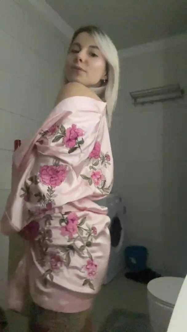 Vik1one: Kočička s velkými prsy tančí v koupelně